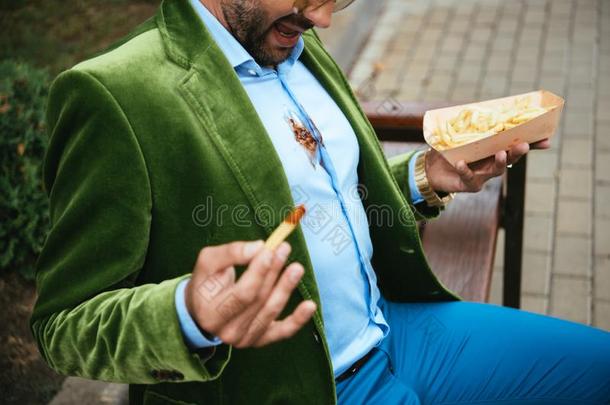 部分的看法关于男人采用绿色的丝绒短上衣和番茄酱向衬衫