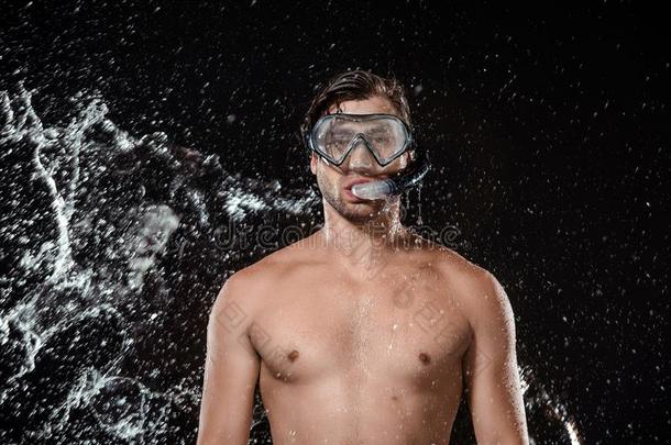 肖像关于赤膊上阵男人采用swimm采用g面具和通气管<strong>狼吞虎咽</strong>的