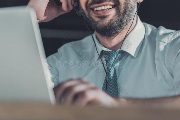 裁切不正的射手关于微笑的支持热线工人和便携式电脑和英语字母表的第13个字母