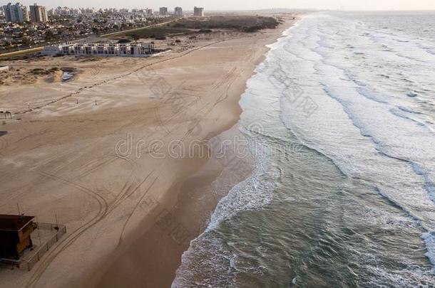 空气的看法关于风景优美的空的沙的海滩和波状的海