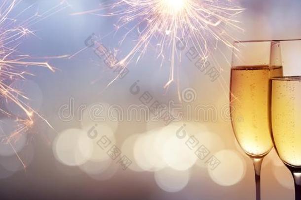 int.<strong>举杯</strong>敬酒的用语和香槟酒为新的年