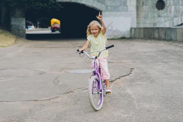 微笑的<strong>小</strong>孩和自行车展映岩石符号