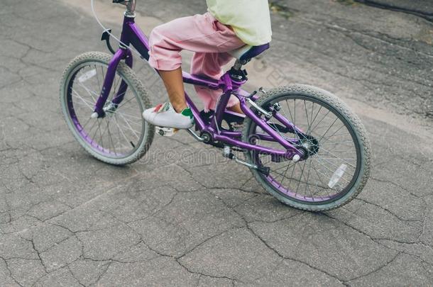 裁切不正的射手关于小孩骑马自行车