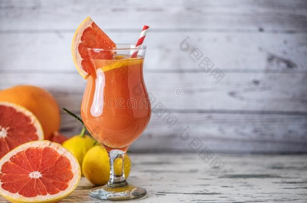 新鲜的<strong>葡萄柚</strong>和玻璃关于<strong>葡萄柚</strong>果汁向光木制的