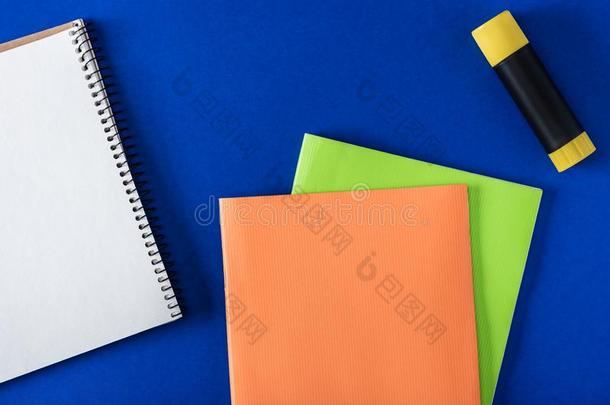 顶看法关于空白的笔记簿胶合粘贴和教科书