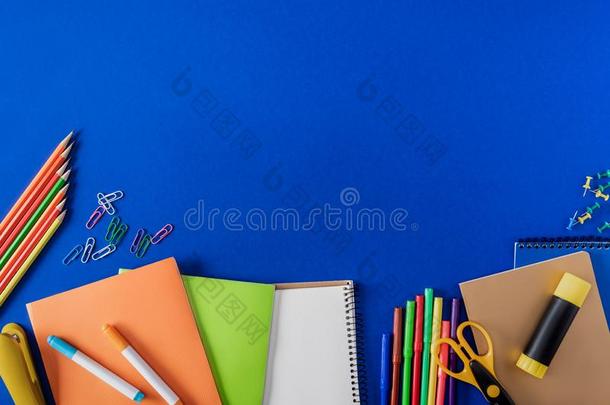 顶看法关于空的教科书和多样文具向蓝色