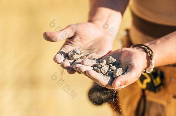 裁切不正的影像关于建筑物工人佃户租种的土地石头采用手