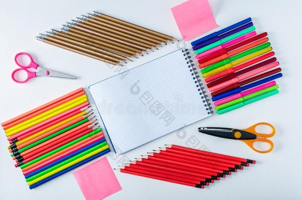 顶看法关于空白的笔记簿被环绕着的在旁边富有色彩的毛毡笔铅笔