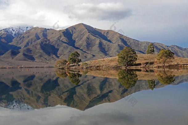 棕色的山反映采用镜子湖本莫尔,新的西兰岛