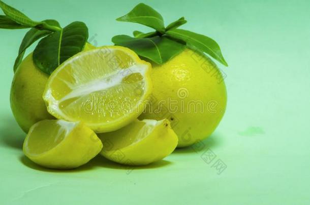 多汁的柠檬黄色的和全部的柠檬装饰和树叶绿色的