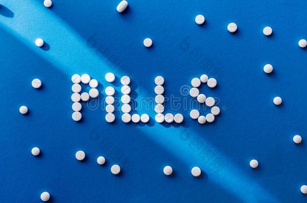 顶看法关于字体药丸在旁边白色的药片向蓝色