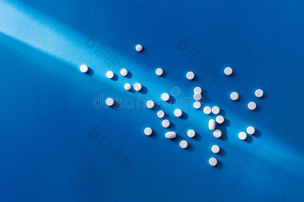 升高的看法关于白色的药片向蓝色背景