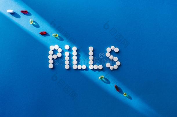 顶看法关于字体药丸在旁边白色的药片向蓝色背景