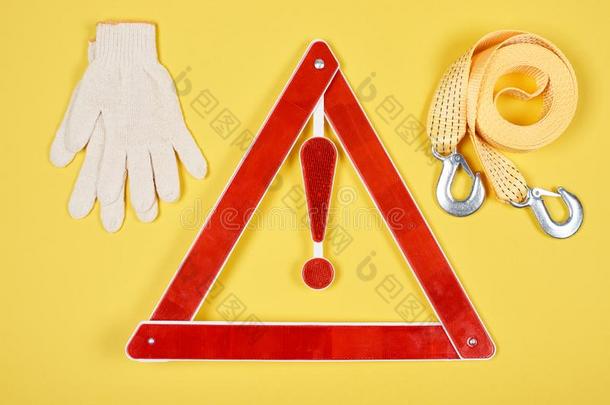 顶看法关于警告三角形路符号拳击手套和汽车拖粗绳