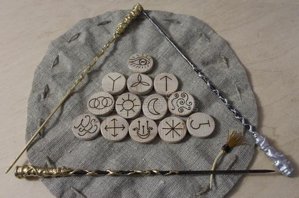 女巫古代北欧使用的文字和亚麻布小袋