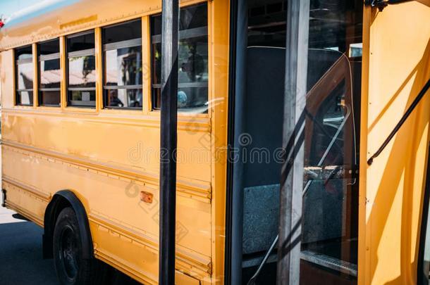 部分的看法关于断开的空的学校公共汽车停泊的