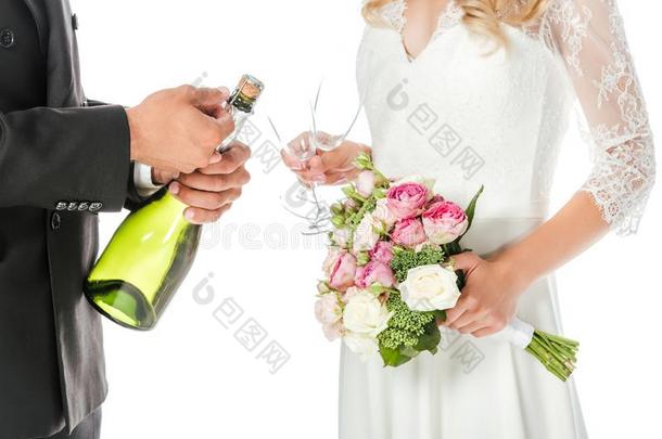 裁切不正的射手关于使整洁<strong>开幕</strong>香槟酒瓶子在期间新娘霍蒂