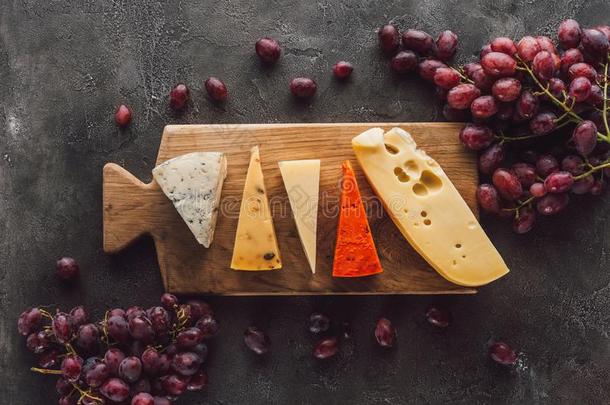 顶看法关于各式各样的奶酪向木制的锋利的板和葡萄