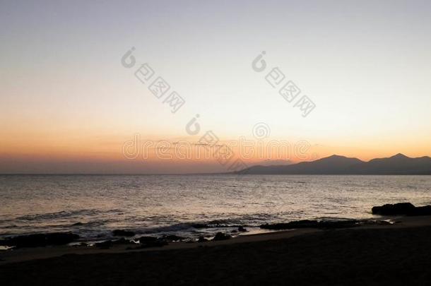 美丽的日落向海滩采用港口、山口微分算子卡门,兰萨罗特岛,卡纳尔