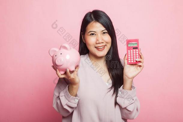 亚洲人女人和<strong>计算器</strong>和<strong>小</strong>猪银行.