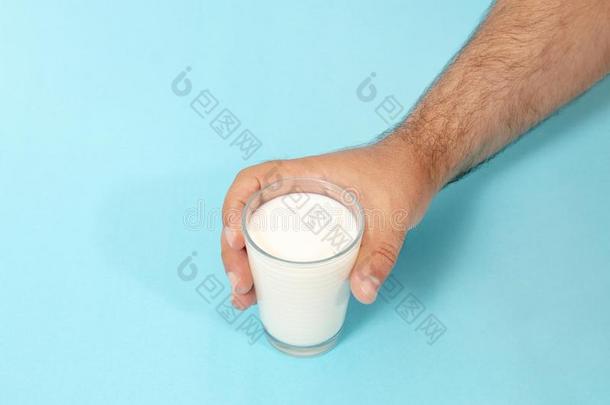 手试图<strong>抓取</strong>玻璃关于奶