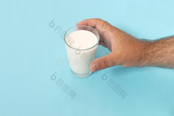手试图抓取玻璃关于奶