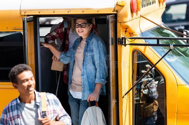 幸福的青少年男生步行出局关于学校公共汽车