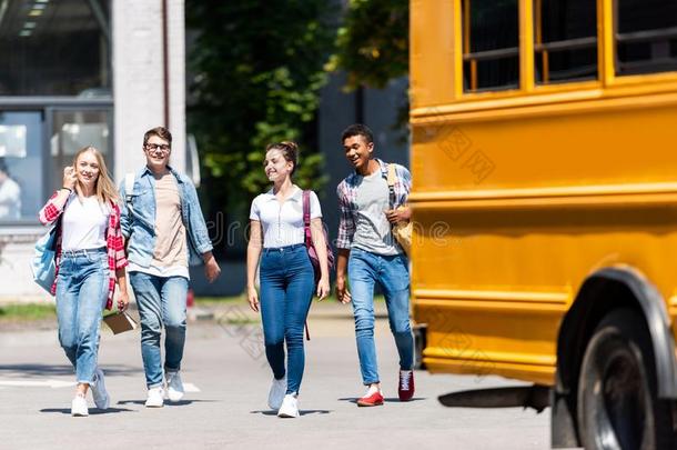 组关于青少年奖学金获得者步行在的后面学校公共汽车