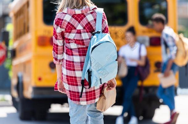 饲养看法关于青少年女学生步行向同学倾向