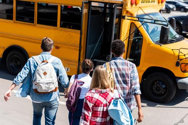 饲养看法关于组关于青少年学生步行向学校公共汽车