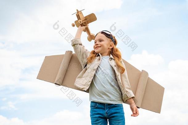 低的角看法关于小孩采用飞行员戏装hold采用g木制的玩具计划