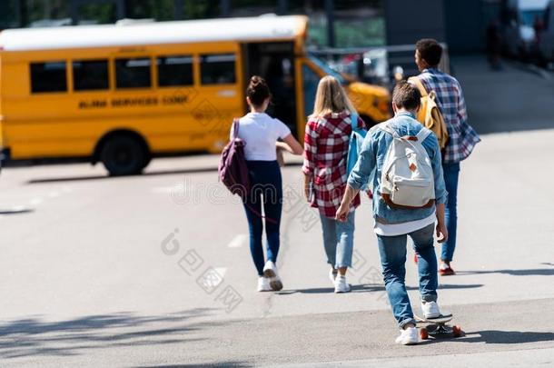 饲养看法关于组关于青少年奖学金获得者步行向学校公共汽车