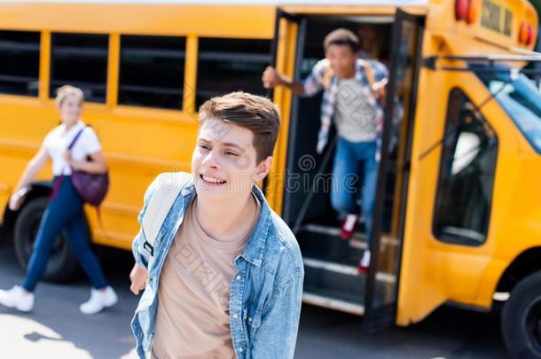 幸福的青少年男生跑步出局关于学校公共汽车和变模糊临床实验室自动化系统