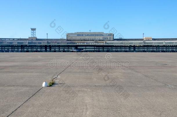 空的柏林郊外的国际飞机场机场和飞机场