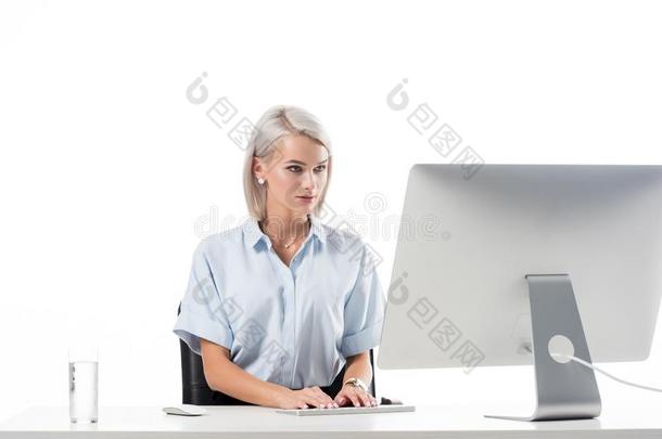 肖像关于女商人工作的向计算机在工作场所和