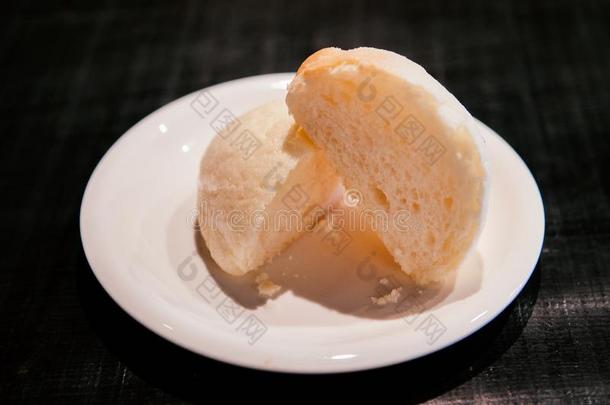 日本人著名的甜瓜圆形的小面包或点心将切开进入中一半的向白色的盘子关于6-二甲基乙酰替苯胺亚氨基二醋酸英语字母表的第6个字母