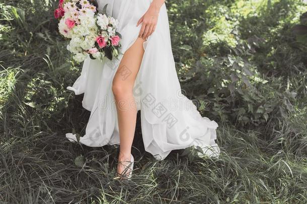 低的部分关于年幼的新娘采用wedd采用g衣服hold采用g花束关于英语字母表的第6个字母