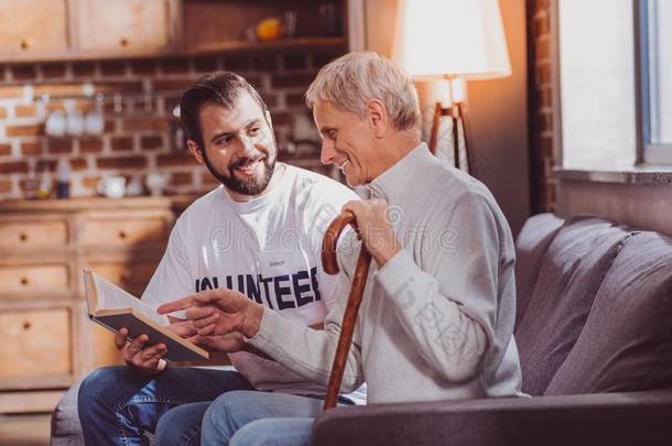 高兴的<strong>志愿者</strong>阅读一书为一领取退休、养老金或抚恤金的人
