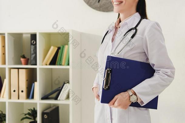 裁切不正的看法关于微笑的医生采用白色的上衣和听诊器