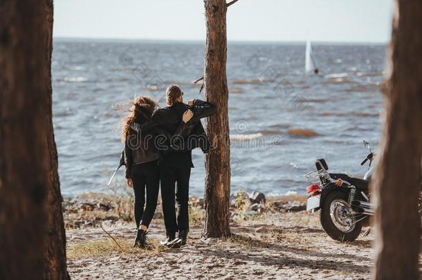 饲养看法关于对关于骑摩托车的人热烈地拥抱和有样子的在海马达比