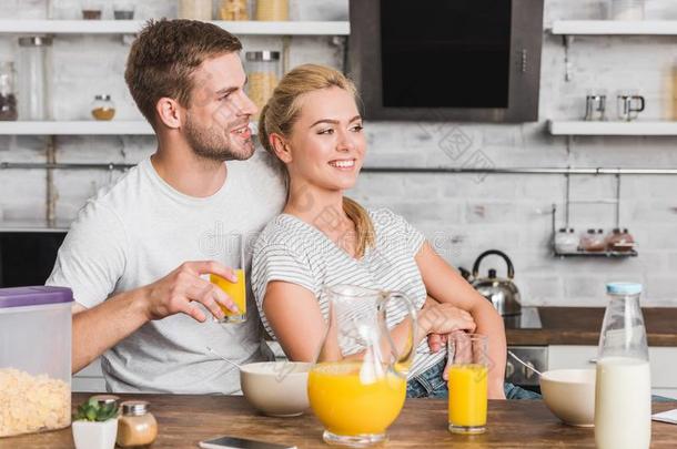 幸福的男朋友热烈地拥抱女朋友在的时候早餐采用厨房一
