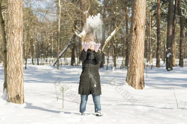 冬雪战斗幸福的女孩投掷运动雪演奏在外面.卓越电脑资讯