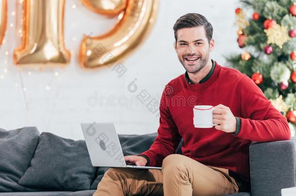幸福的男人和杯子关于c关于fee使用便携式电脑