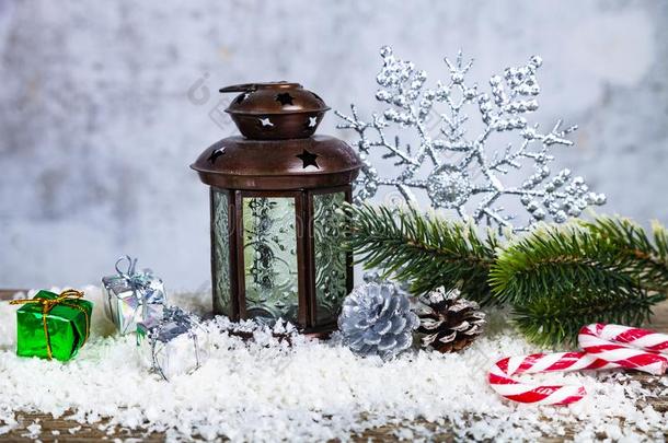 圣诞节灯笼,冷杉树枝和雪花