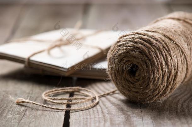 精心选择的集中关于米黄色绳子和有包装的文学向木制的