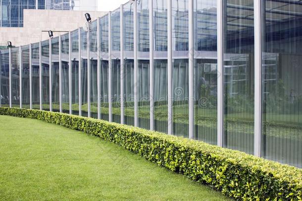 玻璃装配业关于指已提到的人建筑物在旁边指已提到的人花园.