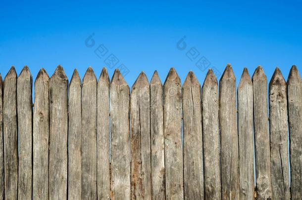 栅栏使关于敏锐的木制的赌注反对指已提到的人蓝色天.木制的英语字母表的第6个字母