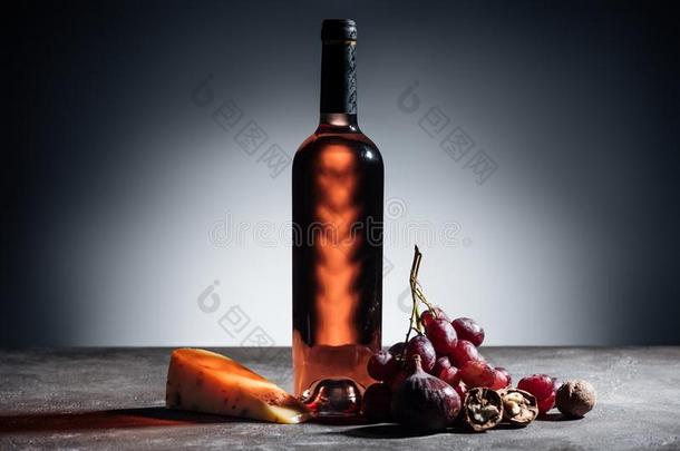 瓶子关于红色的葡萄酒块关于奶酪和葡萄