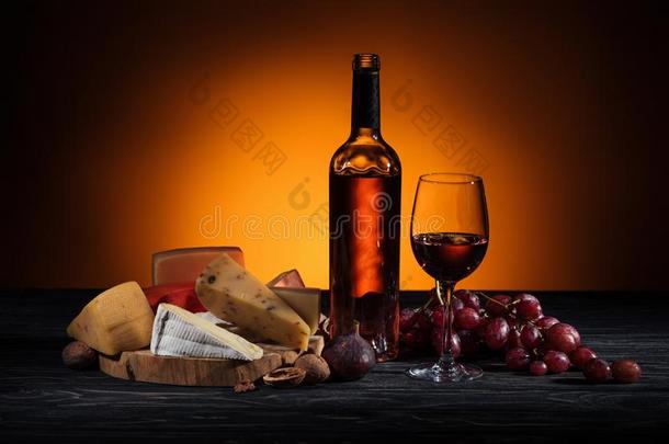 不同的类型关于干酪葡萄酒瓶子和葡萄向表