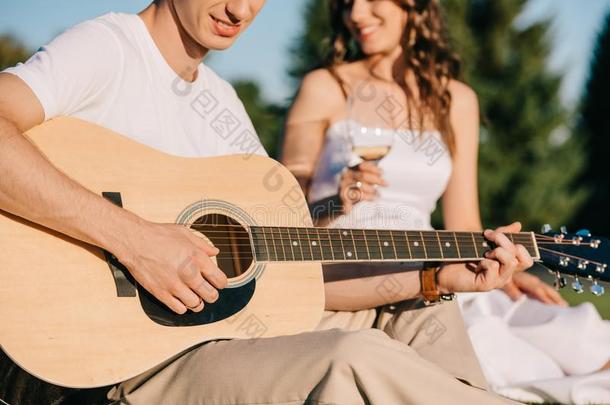 使整洁演奏向听觉的吉他为新娘和玻璃